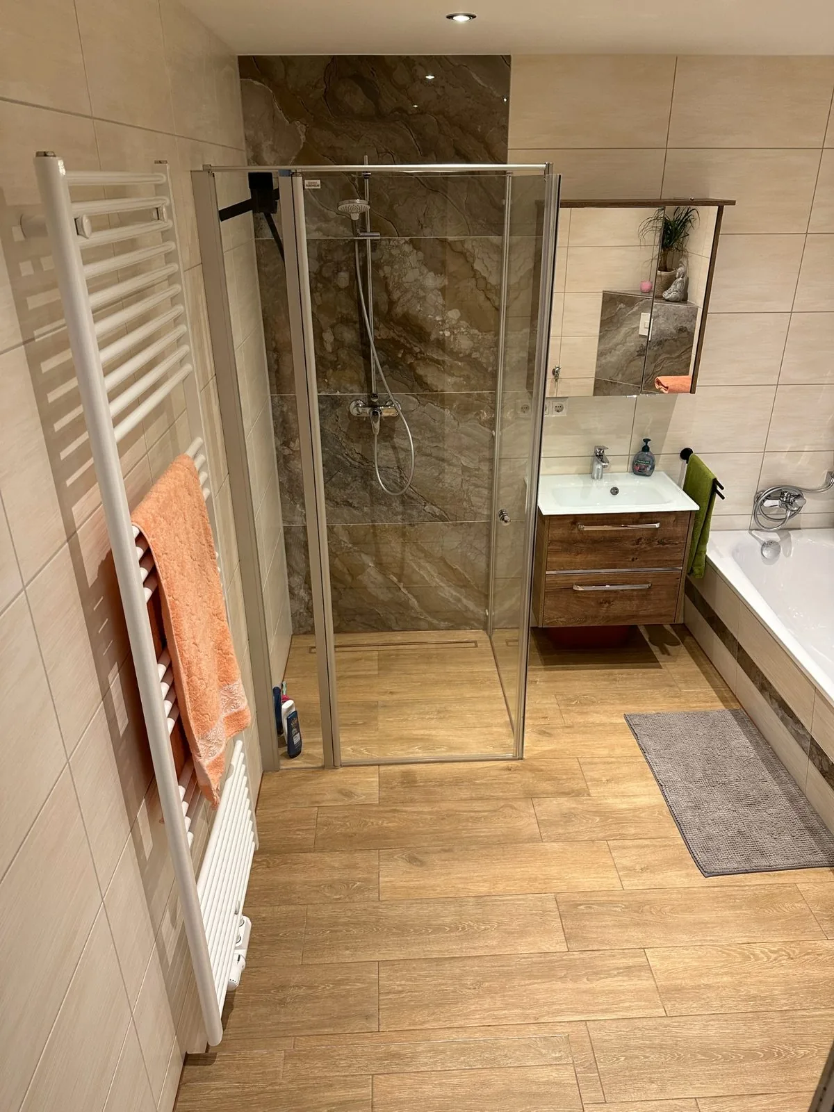Walk-in-Dusche mit Holzoptik-Fliesen