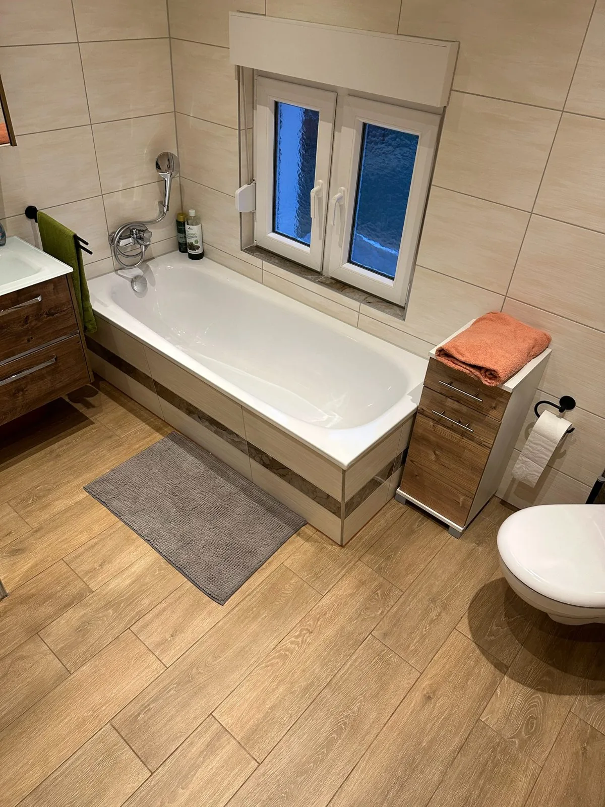 Badewanne und WC, Holzoptik-Fliesen