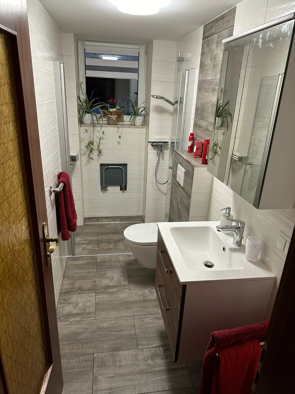 Duschbad mit Klappsitz, Waschtisch und Spiegelschrank