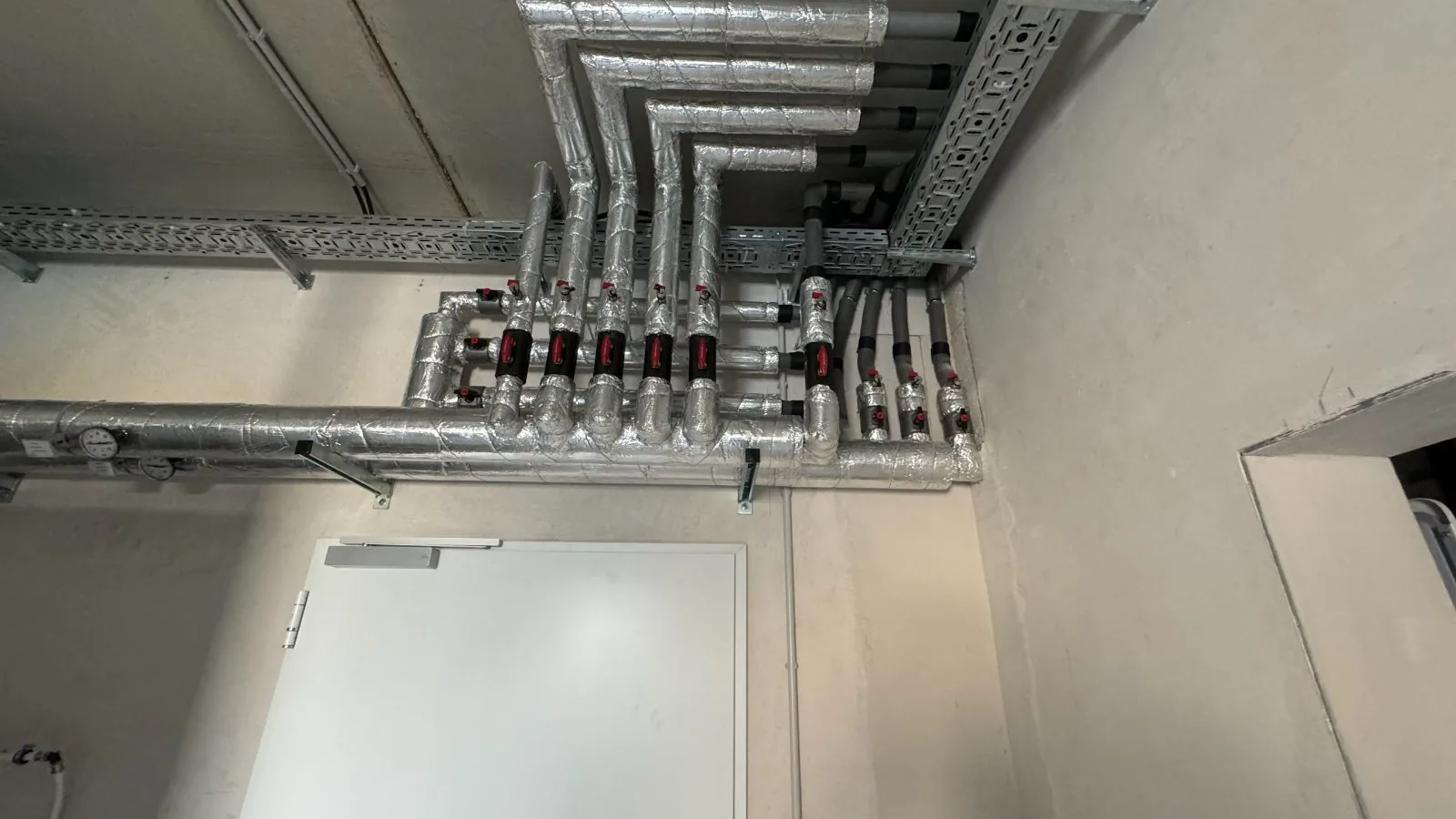 Installationswand mit Leitungsführung