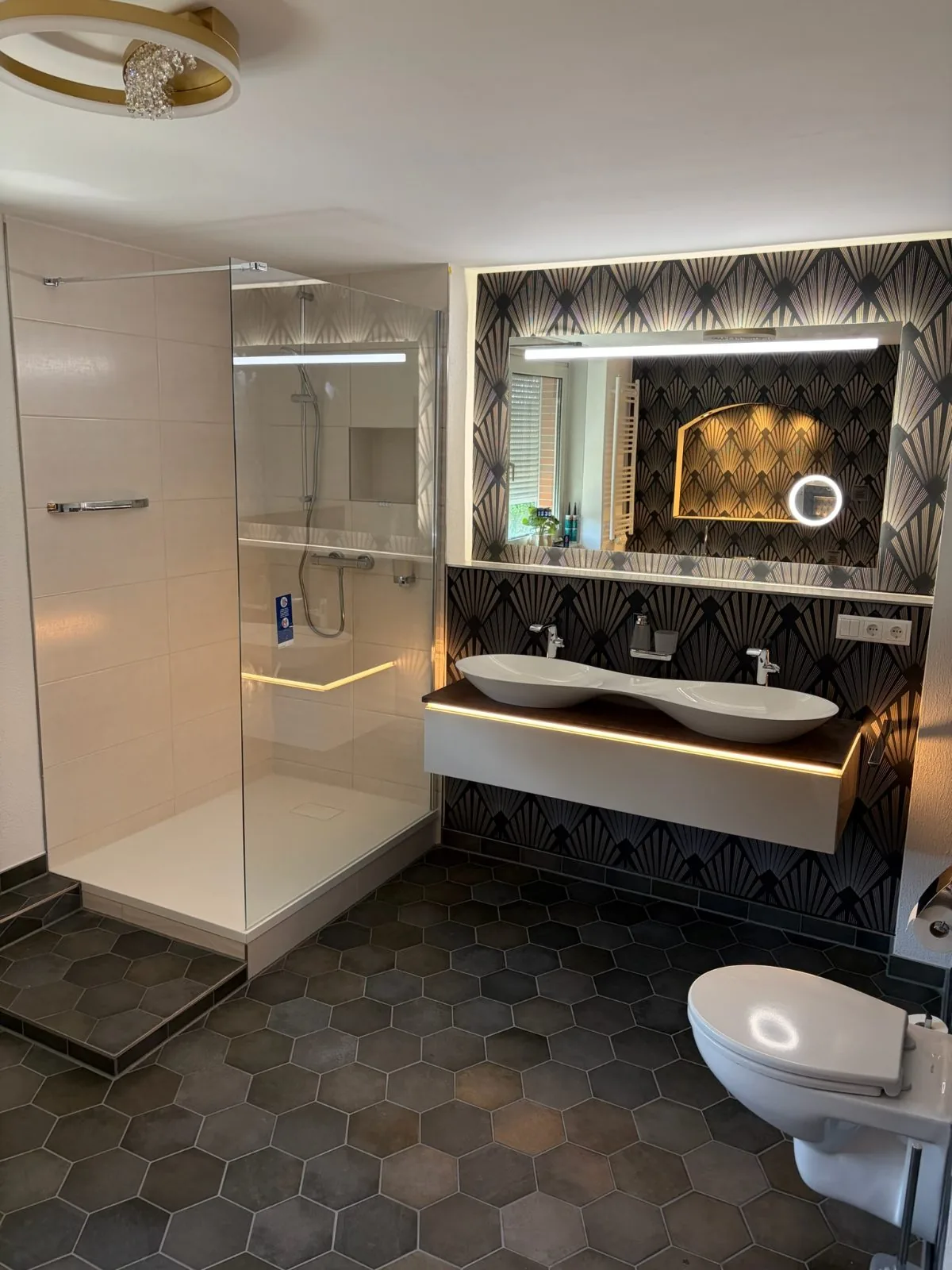 Designbad mit bodengleicher Dusche und Doppelwaschtisch