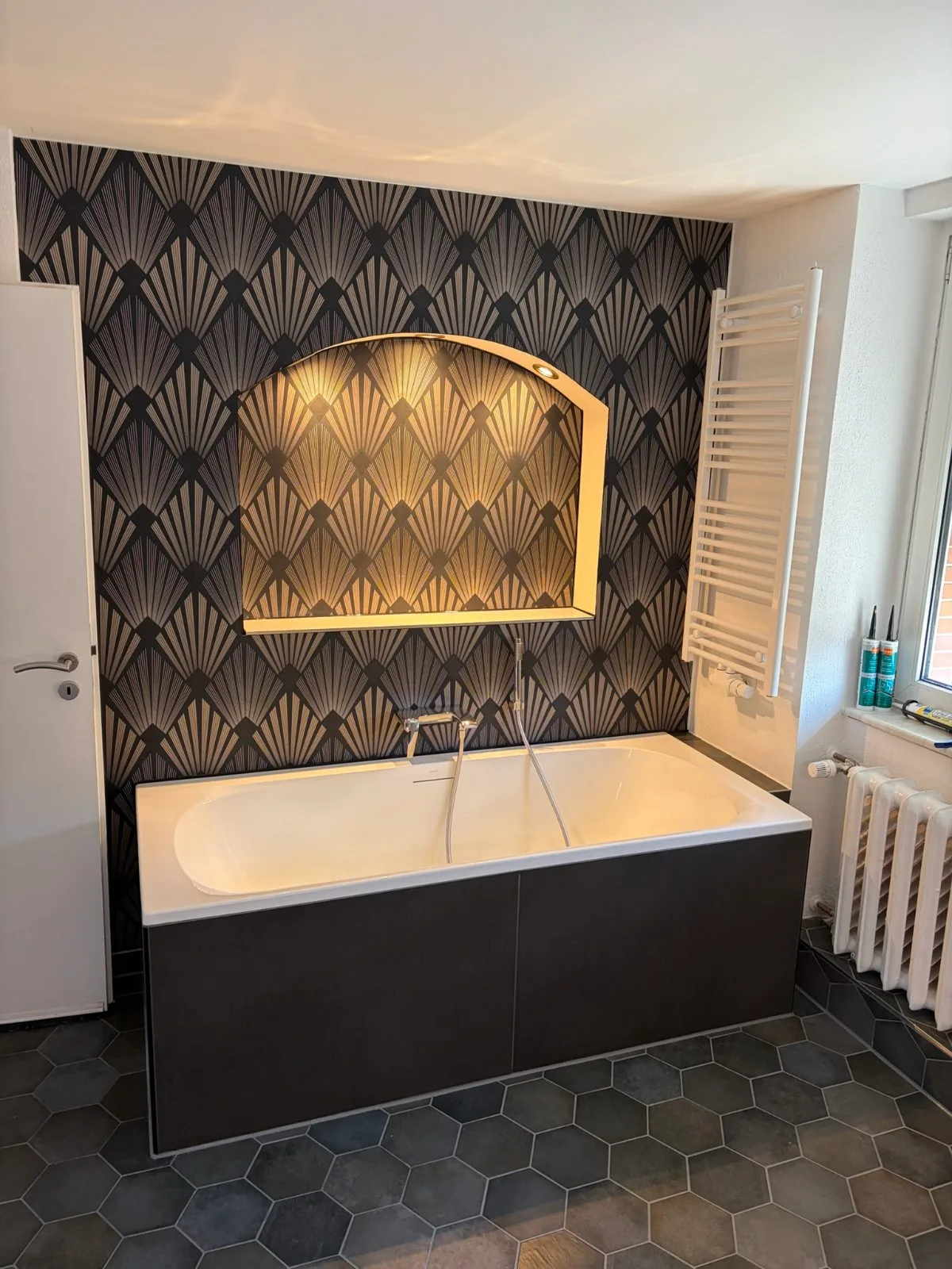 Badewanne vor Akzentwand, indirekt beleuchtet