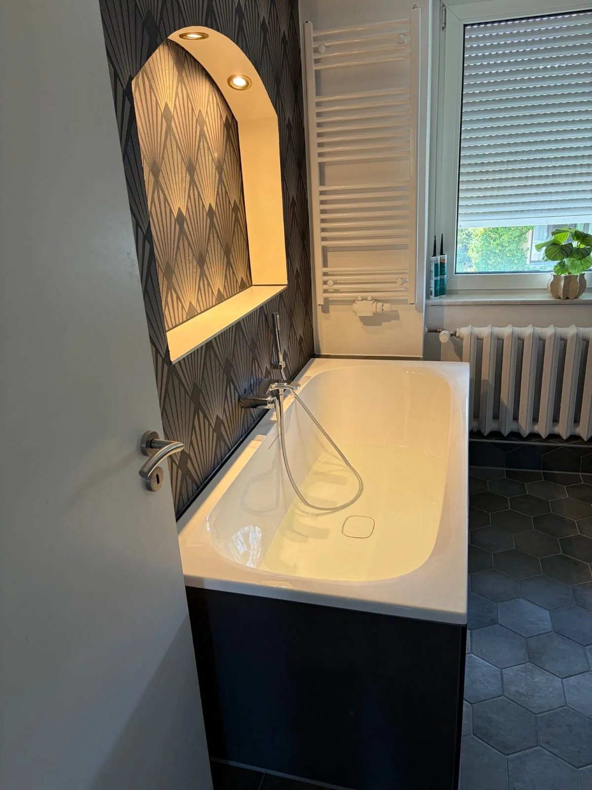 Wanne mit beleuchtetem Spiegelelement