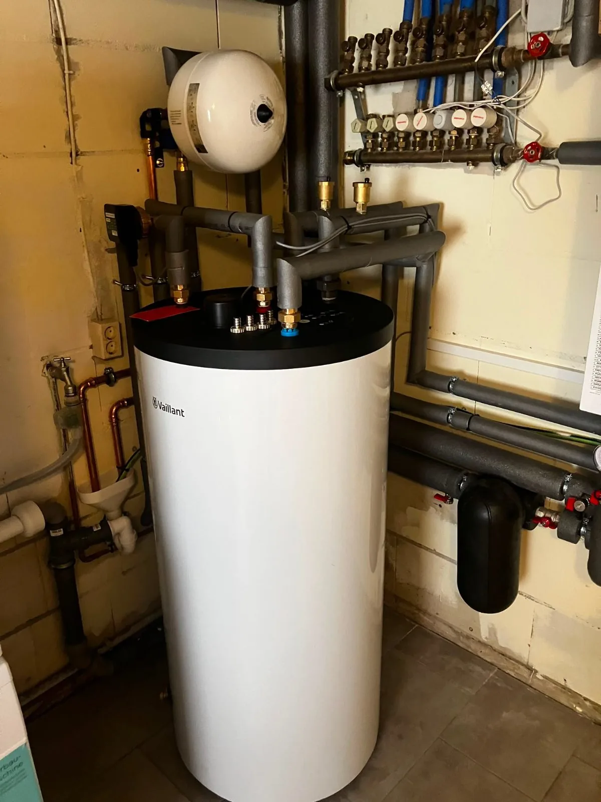 Warmwasserspeicher Vaillant mit Heizkreisverteiler