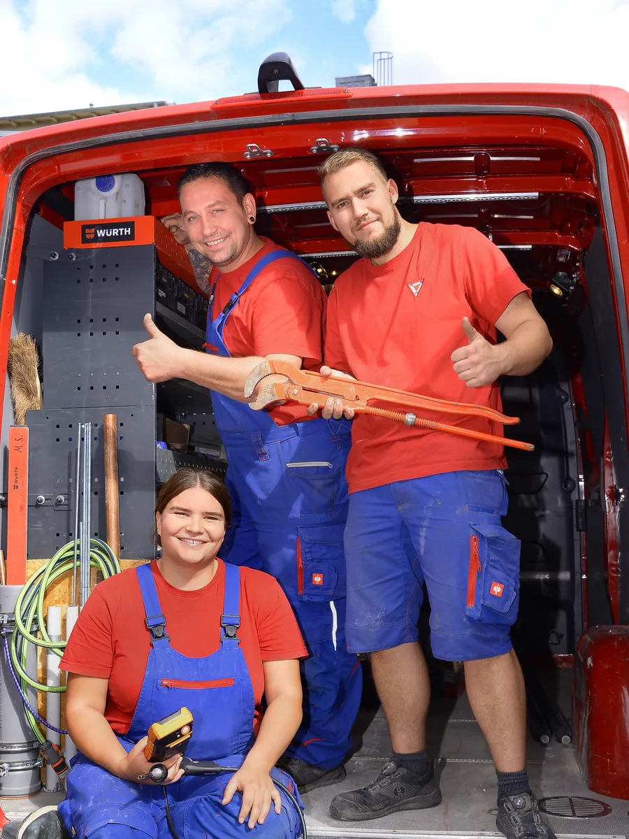 Drei junge Kollegen im Transporter