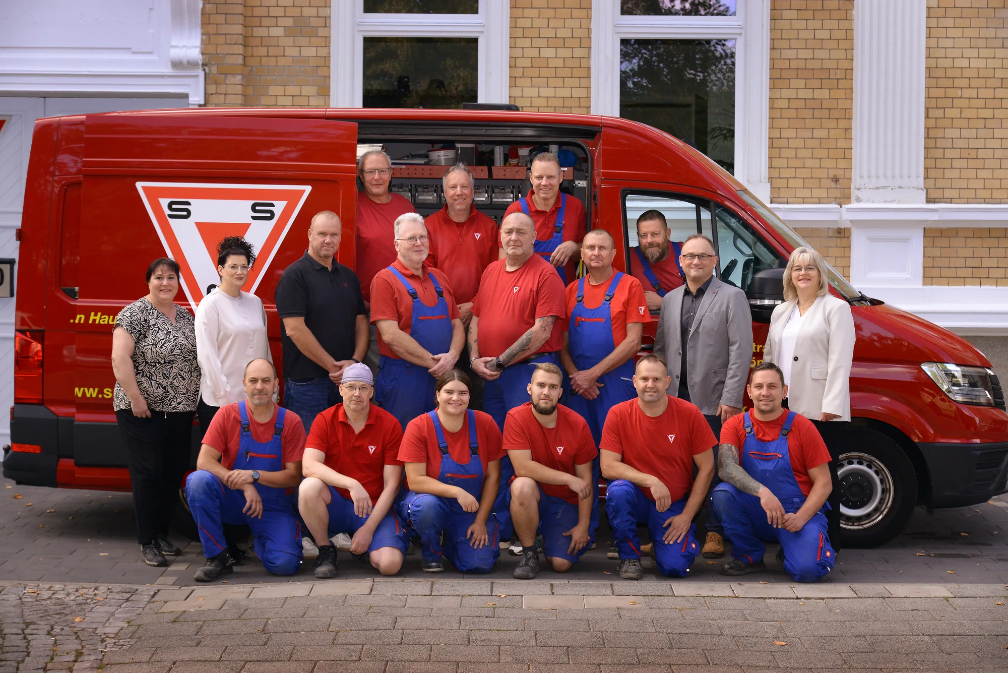 Das Team von S.M.S. Heizungsbau-Sanitär vor dem Firmensitz in der Bahnhofstraße